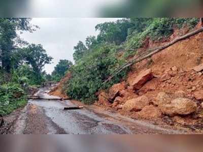 ಕರಿಂಬಿಲ ಗುಡ್ಡ ಕುಸಿತ: ಬದಿಯಡ್ಕ ಪೆರ್ಲ ಸಂಚಾರ ಸಂಪೂರ್ಣ ಸ್ಥಗಿತ