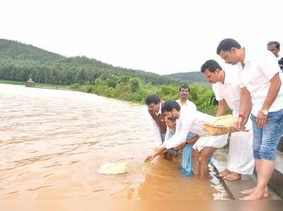 ಹಿರೇಕೊಳಲೆ ಕೆರೆಗೆ ಬಾಗಿನ ಅರ್ಪಣೆ