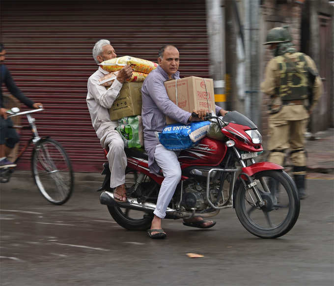 श्रीनगर की सड़कों पर दिखे लोग