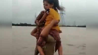 बाढ़ से बचाने को पुलिसवाला बन गया हनुमान, बच्चियों को कंधे पर बिठाकर किया रेस्क्यू