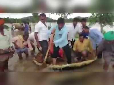 ಮೊಣಕಾಲುದ್ದದ ನೀರಲ್ಲಿ ತೆಪ್ಪದ ಮೂಲಕ ಸಂತ್ರಸ್ತರನ್ನು ರಕ್ಷಿಸಿದ ರೇಣುಕಾಚಾರ್ಯ!