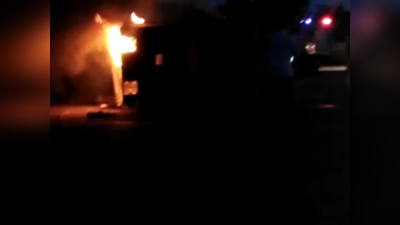 मथुराः एक्सप्रेस वे पर पुलिया से टकरा पिकअप में लगी आग, जिंदा जला ड्राइवर