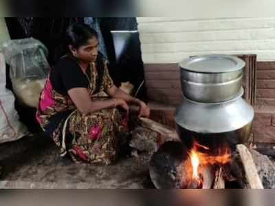 ദുരിത ബാധിതർക്ക് കഞ്ഞിവെച്ച് വില്ലേജ് ഓഫീസർ; കയ്യടിച്ച് സോഷ്യൽ മീഡിയ