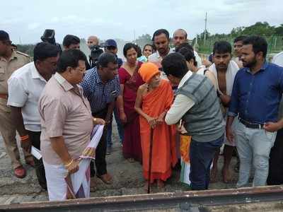 ಕೆಆರ್‌ಎಸ್‌ ಜಲಾಶಯಕ್ಕೆ ಪೇಜಾವರ ಶ್ರೀ ಭೇಟಿ, ನೆರೆ ಸಂತ್ರಸ್ತರಿಗೆ ಮಠದ ವತಿಯಿಂದ ನೆರವು ಭರವಸೆ