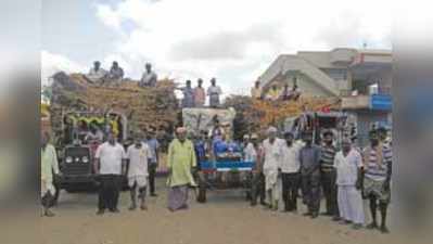 3 ಟ್ರ್ಯಾಕ್ಟರ್‌ ಮೇವು ವಿತರಣೆ