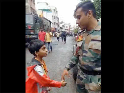 आप बहुत अच्छा काम करते हो... चिमुकलीचा जवानाला सॅल्यूट