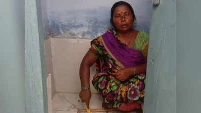 बहराइच: स्कूल में सफाईकर्मी नहीं, रसोइया साफ करती हैं शौचालय