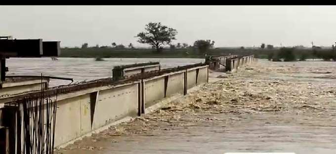 ರಾಯಚೂರು ತಾಲೂಕಿನ ಡಿ.ರಾಂಪುರ ಗ್ರಾಮದಿಂದ ಕುರುವಕುರ್ದಾ ನಡುಗಡ್ಡೆಗೆ ಸಂಪರ್ಕ ಕಲ್ಪಿಸಲು ನಿರ್ಮಿಸಲಾಗುತ್ತಿದ್ದ ಸೇತುವೆ ಎರಡು ಕಡೆ ಕೃಷ್ಣಾ ನದಿಯ ಪ್ರವಾಹಕ್ಕೆ ಸಿಲುಕಿ ಕೊಚ್ಚಿ ಹೋಗಿದೆ. ಕಳೆದೊಂದು ವರ್ಷದಿಂದ ಸೇತುವೆ ನಿರ್ಮಾಣ ಸ್ಥಗಿತಗೊಂಡಿದೆ.