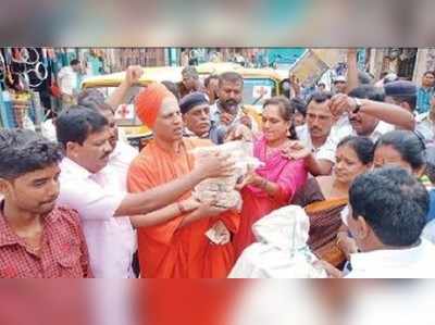 ನೆರೆ ಪೀಡಿತರಿಗಾಗಿ ಜೋಳಿಗೆ ಹಿಡಿದ ಶ್ರೀ ಸಿದ್ಧಲಿಂಗ ಸ್ವಾಮೀಜಿ