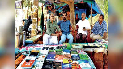 चर्चित लेखकों का अड्डा बन गई है केरल के गांव की यह दुकान