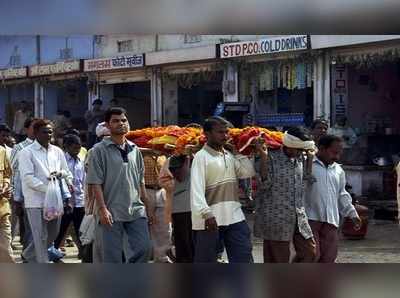 ম্যালেরিয়ায় মৃত্যু হিন্দু তরুণীর, রাম নাম সত্য হ্যয় বলতে বলতে শেষকৃত্যের পথে মুসলিম যুবক দল!