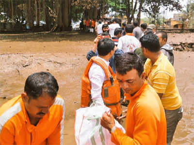 पूरबळींची संख्या ४८वर, रोख रकमेचं वाटप सुरू