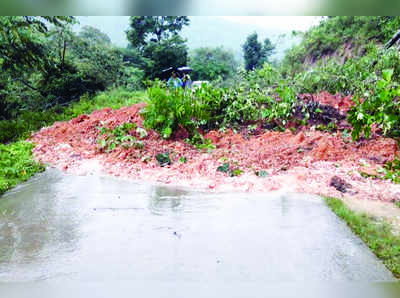 ಕರಡಿಖಾನ್‌ ಸಮೀಪ ಧರೆ ಕುಸಿದು ಸಂಚಾರ ಸ್ಥಗಿತ