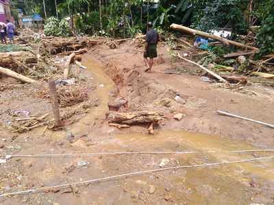 കവളപ്പാറക്ക് എതിർവശത്ത് വിള്ളൽ കണ്ടെത്തി: ജനങ്ങളെ ഒഴിപ്പിച്ചു