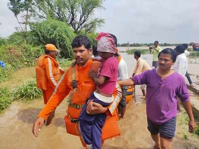 ಆನಾರೋಗ್ಯ ಮಕ್ಕಳಿಗೆ ಚಿಕಿತ್ಸೆಗೆ ಕರೆತಂದ ಎನ್‌ಡಿಆರ್‌ಎಫ್‌