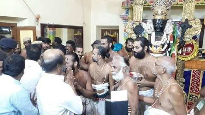 அத்தி வரதரை தரிசனம் செய்த ரஜினிகாந்த்