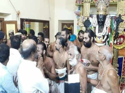 அத்தி வரதரை தரிசனம் செய்த ரஜினிகாந்த் புகைப்படங்கள்!