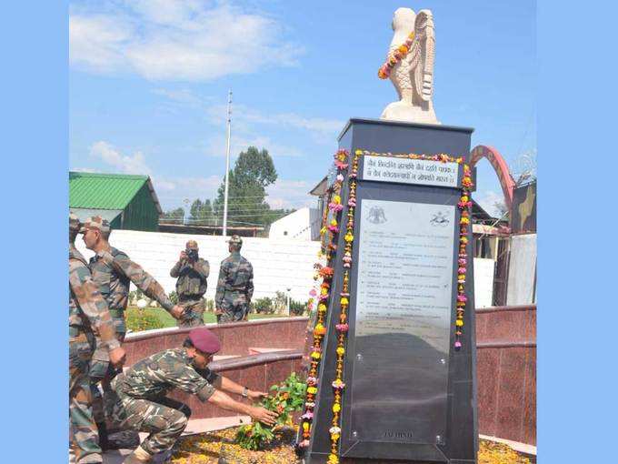 श्रद्धांजलि अर्पित करते धोनी