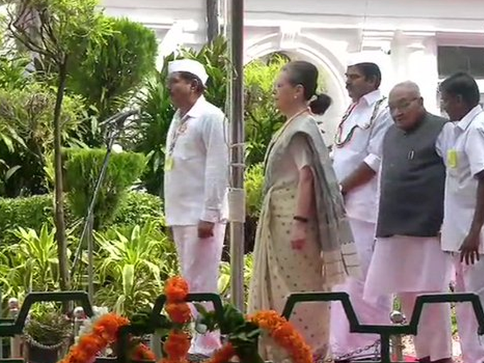 कांग्रेस की अंतरिम अध्यक्षा सोनिया गांधी ने कांग्रेस मुख्यालय में तिरंगा फहराया।