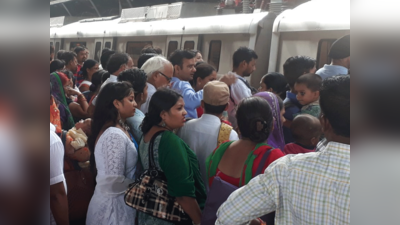 दिल्ली मेट्रो की ब्लू लाइन में दिक्कत, कई स्टेशनों पर लगी भीड़