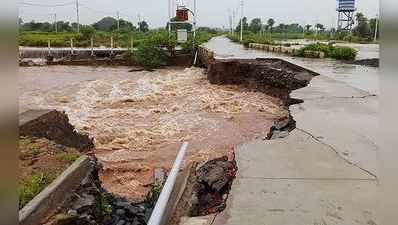 പ്രളയ സെൽഫിയെടുക്കാൻ ശ്രമിച്ച അമ്മയും മകളും കനാലിൽ വീണ് മരിച്ചു