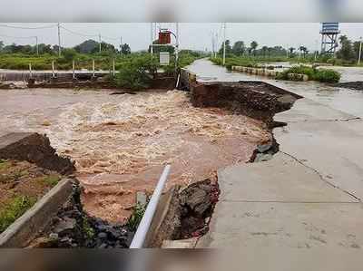 പ്രളയ സെൽഫിയെടുക്കാൻ ശ്രമിച്ച അമ്മയും മകളും കനാലിൽ വീണ് മരിച്ചു