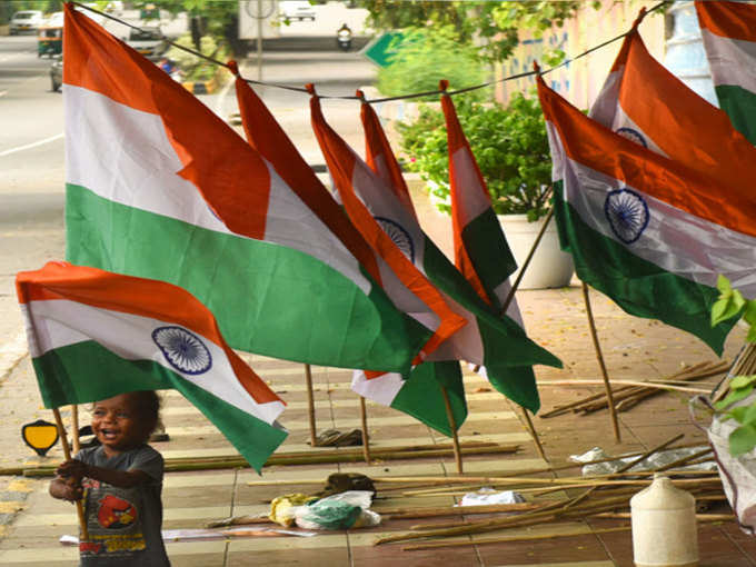 नन्हे हाथों में भारत का तिरंगा
