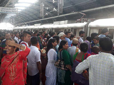 पतंगों के मांजे के चलते बाधित हुई दिल्ली मेट्रो, एक घंटे से ज्यादा वक्त तक परेशान रहे यात्री