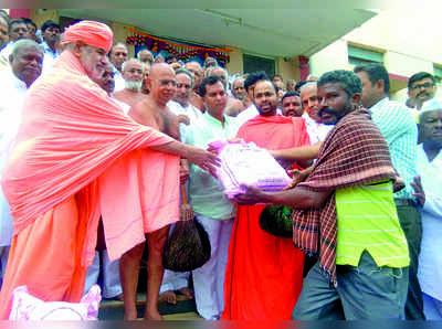 ನೆರೆ ಸಂತ್ರಸ್ತರಿಗೆ ಶ್ರವಣಬೆಳಗೊಳ ಮಠದಿಂದ ಪರಿಹಾರ ವಿತರಣೆ