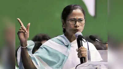 पश्चिम बंगाल: ममता ने राष्ट्रीय ध्वज फहराया, पुलिस की सलामी ली