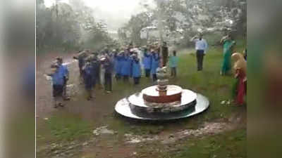 मंगलूरु: बारिश के बीच भी बच्चे गाते रहे राष्ट्रगान, विडियो वायरल