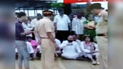 मुंबईत मेट्रोविरोधात शिवसेनेचं आंदोलन; आमदार बसले चिखलात