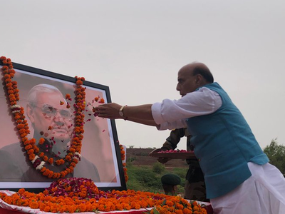 रक्षा मंत्री राजनाथ सिंह ने पोखरण से अटल बिहारी वाजपेयी को दी श्रद्धांजलि