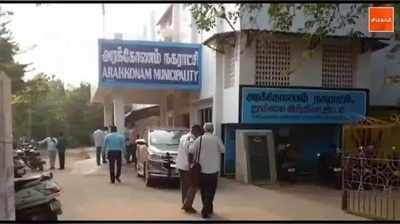 வரி செலுத்தாத நிறுவனங்களின் வாசல் முன்பு குப்பைத் தொட்டிகளை வைத்த நகராட்சி நிர்வாகம்!