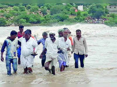 ಜಲಬಂಧಿಯಲ್ಲಿದ್ದ 12 ಜನರು ಮರಳಿ ಮನೆಗೆ