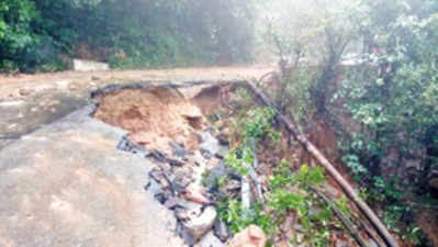 ಚಾರ್ಮಾಡಿ ಬರೋಬ್ಬರಿ 42 ಕಡೆ ಕುಸಿತ