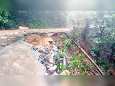 ಚಾರ್ಮಾಡಿ ಬರೋಬ್ಬರಿ 42 ಕಡೆ ಕುಸಿತ