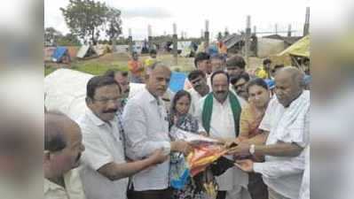 ಸಂತ್ರಸ್ತರಿಗೆ ಮಾಜಿ ಸಚಿವರ ನೆರವು