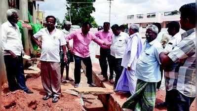 ರಸ್ತೆ ಮಧ್ಯೆ ಚರಂಡಿಗೆ ಗ್ರಾಮಸ್ಥರ ಆಕ್ಷೇಪ