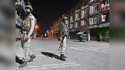 कश्मीर में शांति और सुरक्षा के लिए 24 घंटे अलर्ट हैं जवान, दिन-रात दे रहे पहरा
