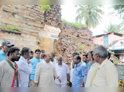 ನವಾಬರ ಕಾಲದ ಬಾಗಿಲ ಗೋಡೆ ಕುಸಿತ: ಪರಿಶೀಲನೆ