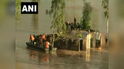 देखें: बाढ़ की वजह से डूब चुका था आधा घर, छत पर मौजूद बकरियों को बचाने पहुंची इंडियन आर्मी