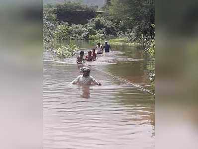 दोरखंडाच्या सहाय्यानेतलावातून जीवघेणा प्रवास