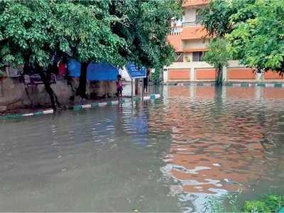 ಬೆಂಗಳೂರು ನಗರದಲ್ಲಿ ಭಾರಿ ಮಳೆ: ಜನಜೀವನ ಅಸ್ತವ್ಯಸ್ತ