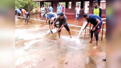केरल: बाढ़ के बाद हिंदू और मुस्लिम समुदाय ने साथ मिलकर की मंदिर की सफाई