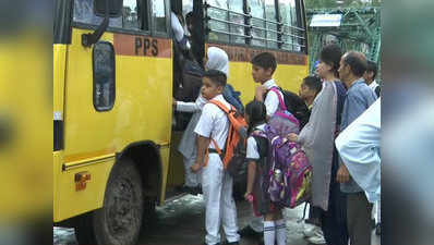 जम्मू-कश्मीर: स्कूल खुले लेकिन उपस्थिति कम रही, मोबाइल सर्विस अगले हफ्ते से