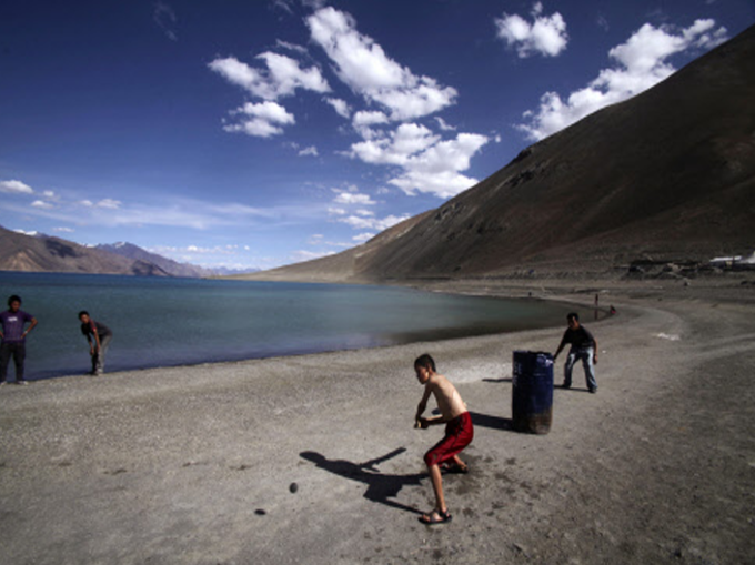 पहाड़ों के बीच और झील किनारे क्रिकेट