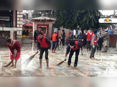 মন্দির পরিস্কার করে নজর কাড়ল বন্যায় বিধ্বস্ত গ্রামের মুসলিম যুবার দল