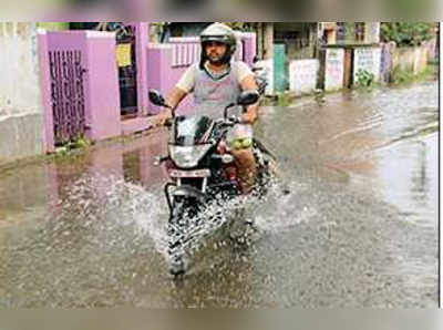 বৃষ্টিতে এখনও জল জমে বেহালায়