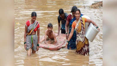 महाराष्ट्र: बाढ़ का पानी कम हुआ तो जीवन पटरी पर लौटाने को फिर से जुटे लोग